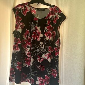 Kasper Ladies XL blouse with slightly capped sleeve. In brand new condition